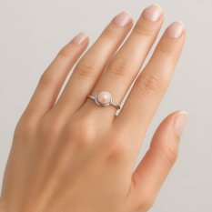 Elegantní stříbrný prsten s jemnou růžovou perlou RP000144