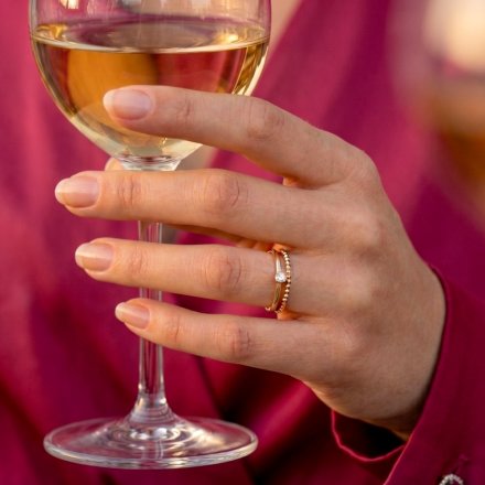 MINET Elegantní zlatý prsten s bílým zirkonem JMG0371WGR21