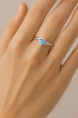 MINET Elegantní stříbrný prsten s modrým zirkonem JMAN0046BR47