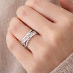 MINET Křížený stříbrný prsten s bílými zirkony JMAN0417SR68