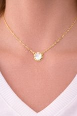 MINET Elegantní zlatý náhrdelník s bílou perletí JMG0304WGN45