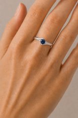 MINET Elegantní stříbrný prsten s modrým zirkonem JMAN0046MR45