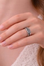 Elegantní stříbrný snubní prsten zdobený smaltem 043W925AG52