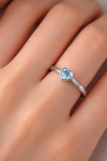 MINET Decentní stříbrný prsten srdce se světle modrým zirkonem JMAS0328AR52