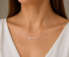 Elegantní stříbrný náhrdelník s motivem křížku SVLN0694XJ60045