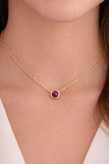 MINET Decentní zlatý náhrdelník s vínovým zirkonem JMG0311RGN46