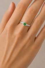 MINET Elegantní stříbrný prsten se zeleným zirkonem JMAN0046GR47
