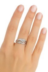 Elegantní stříbrný prsten s proplétaným designem a zirkony  R0001021