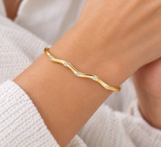 MINET Elegantní zvlněný pozlacený stříbrný náramek s bílým zirkonem JMAS0358GB17