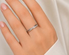 Minet Stříbrný prsten s kříženým designem a zirkony JMAS0334SR51