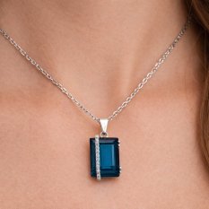 Elegantní stříbrný přívěsek s výrazným modrým krystalem NP-670