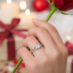 MINET Stříbrný prsten LOVE s bílým srdíčkovým zirkonem JMAS0181SR53