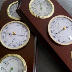 Dřevěné nástěnné hodiny s teploměrem a barometrem Prim E06P.3976.52