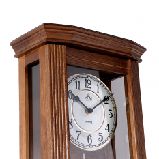 Dřevěné kyvadlové hodiny s praktickou zásuvkou E05.3892.54