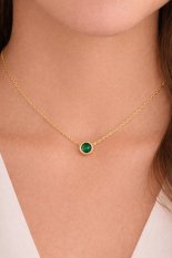 MINET Decentní zlatý náhrdelník se zeleným zirkonem JMG0311GGN46