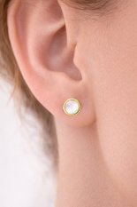 MINET Elegantní zlaté náušnice s bílou perletí JMG0304WGE00