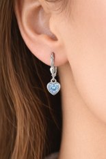 MINET Decentní stříbrné náušnice srdce se světle modrými zirkony JMAS0328AE00