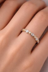 Stříbrný prsten s třpytivými kameny R000226