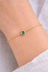 MINET Decentní zlatý náramek se zeleným zirkonem JMG0311GGB17