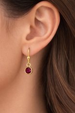 MINET Elegantní zlaté náušnice s vínovými zirkony JMG0311RGE00