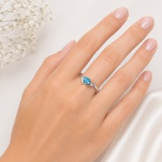 Elegantní stříbrný prsten s výrazným modrým kamenem SVLR0844SH2M255