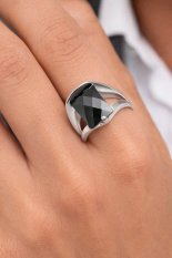 Stříbrný prsten s černým kamenem moderní a výrazný šperk SVLORVS199866