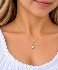 Elegantní zlatý přívěsek s bílou perlou KLOP-097