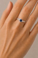 MINET Elegantní stříbrný prsten s modrým zirkonem JMAN0046MR53