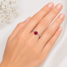 Elegantní stříbrný prsten s výrazným červeným kamenem SVLR0871SH2R159