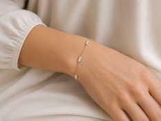 MINET Elegantní zlatý náramek se světle modrými zirkony JMG0156AGB18